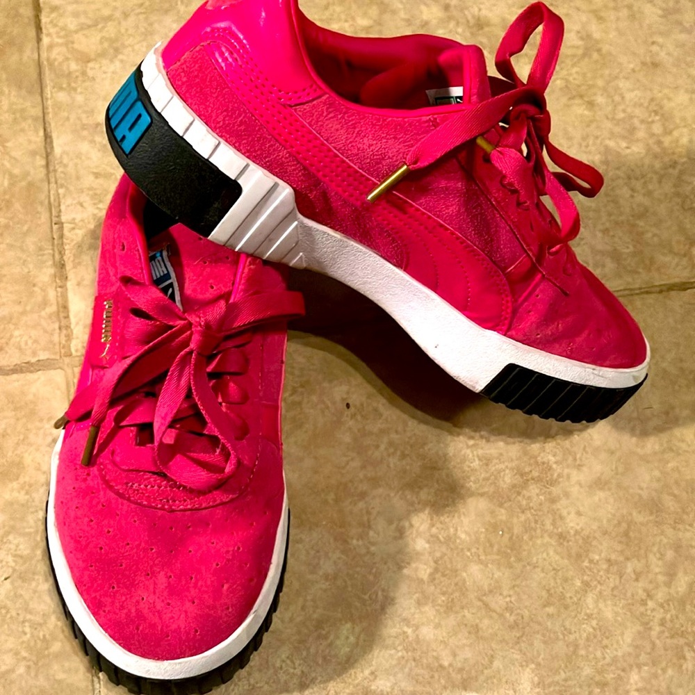Barely worn pink pumas 81/2